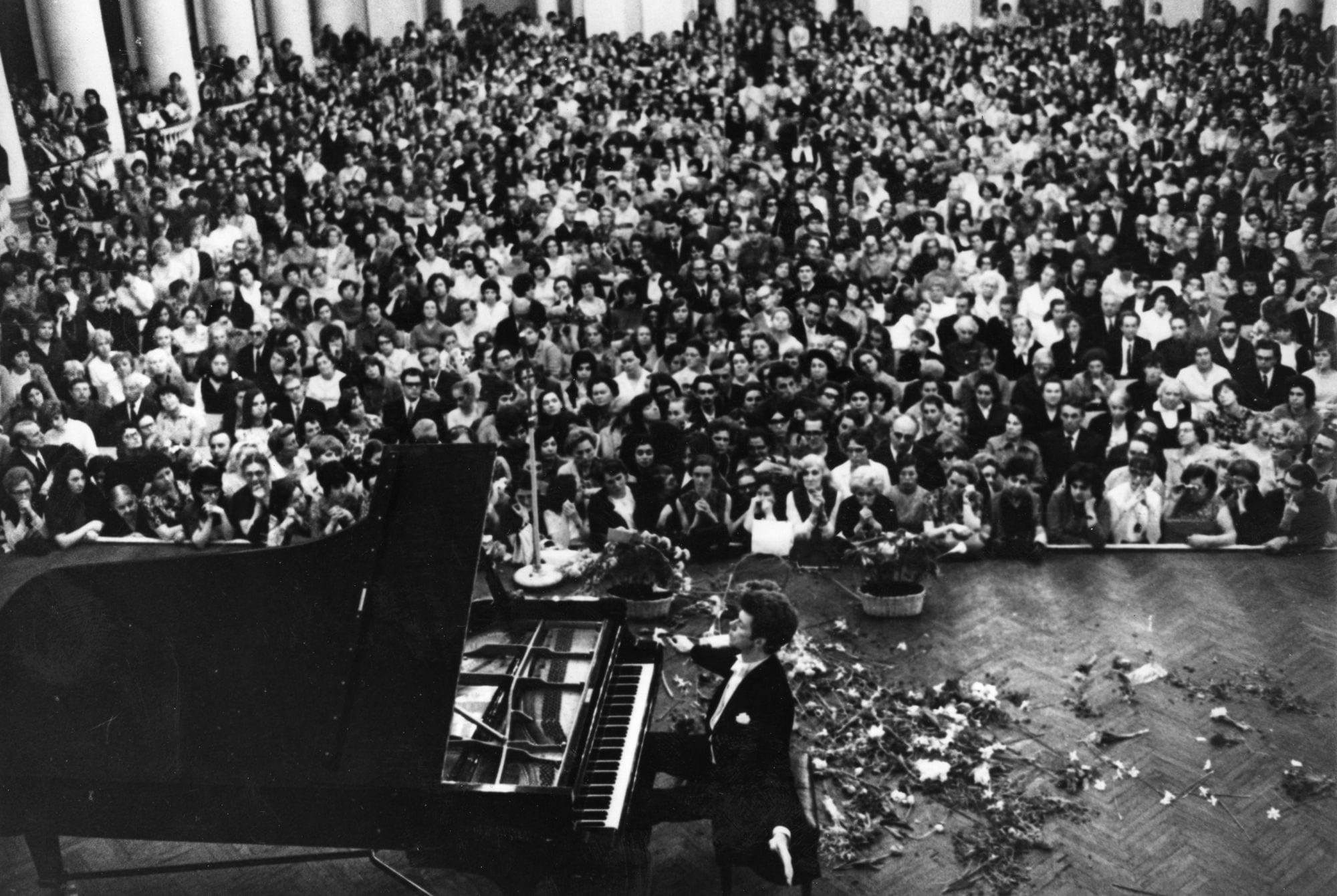 Van Cliburn playing to a packed hall in Moscow
